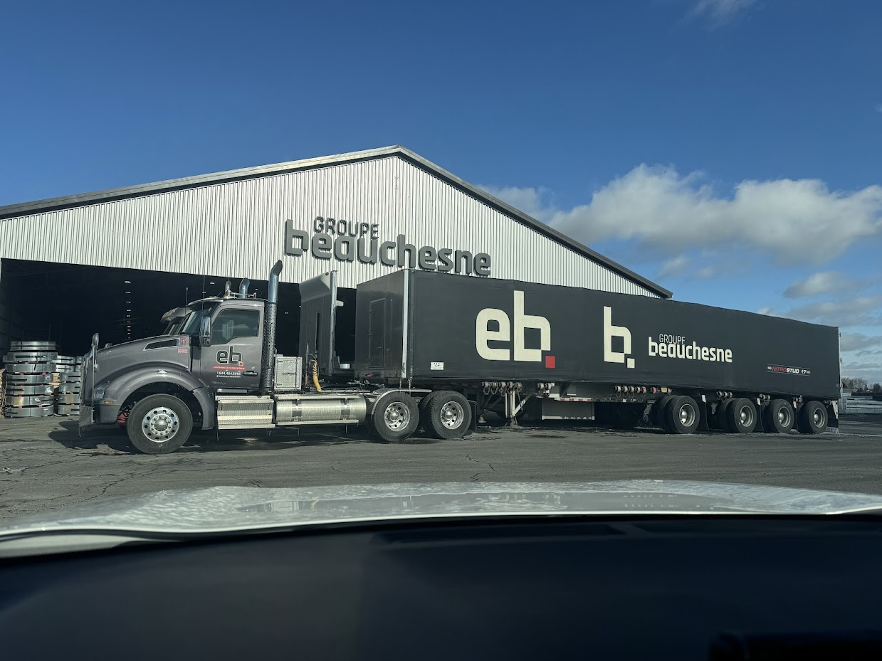 Tracteur et train routier du Groupe Beauchesne fraîchement lavés