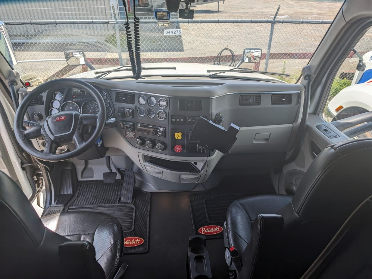 Intérieur de cabine de camion après le nettoyage par L'Escouade