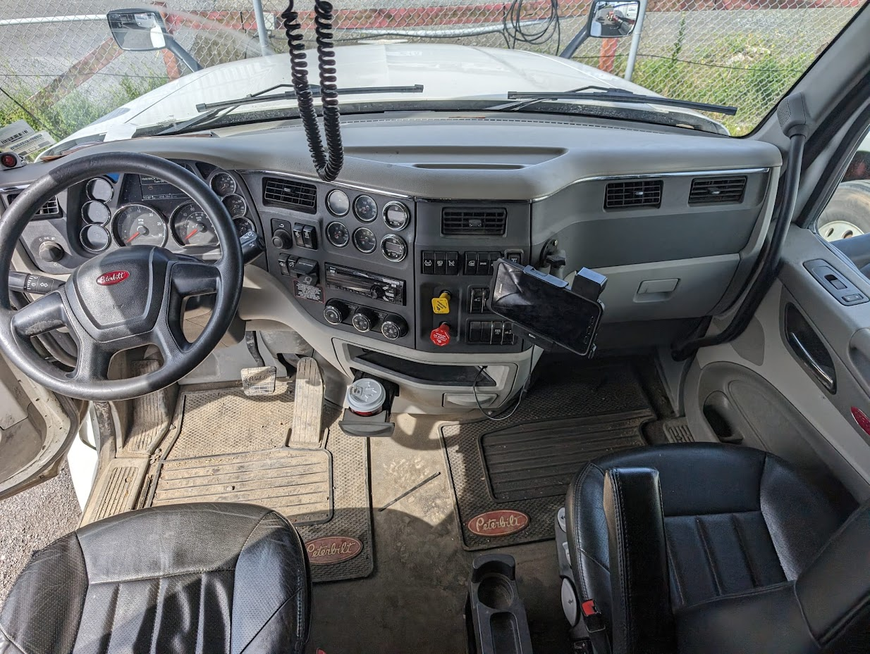 Intérieur de cabine de camion avant le nettoyage