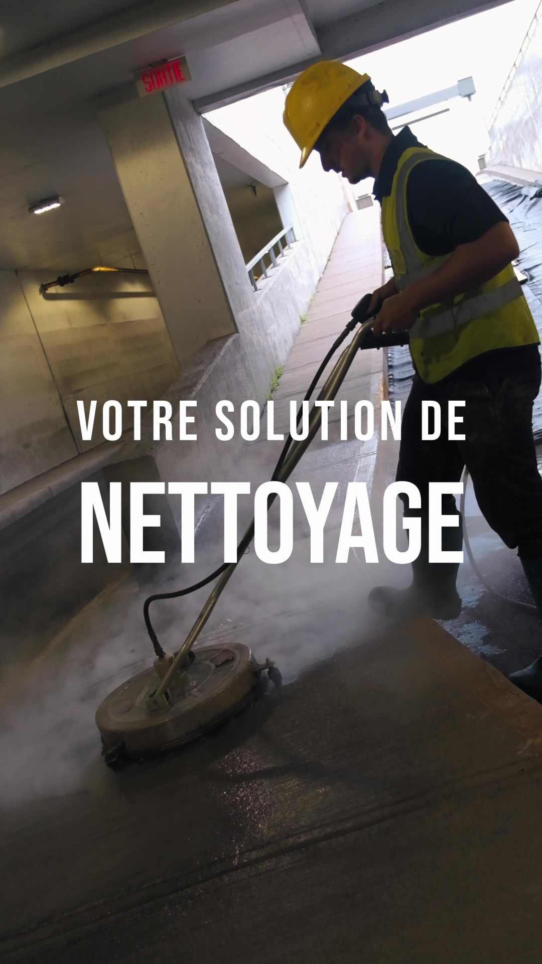 Lavage à pression d'un stationnement intérieur