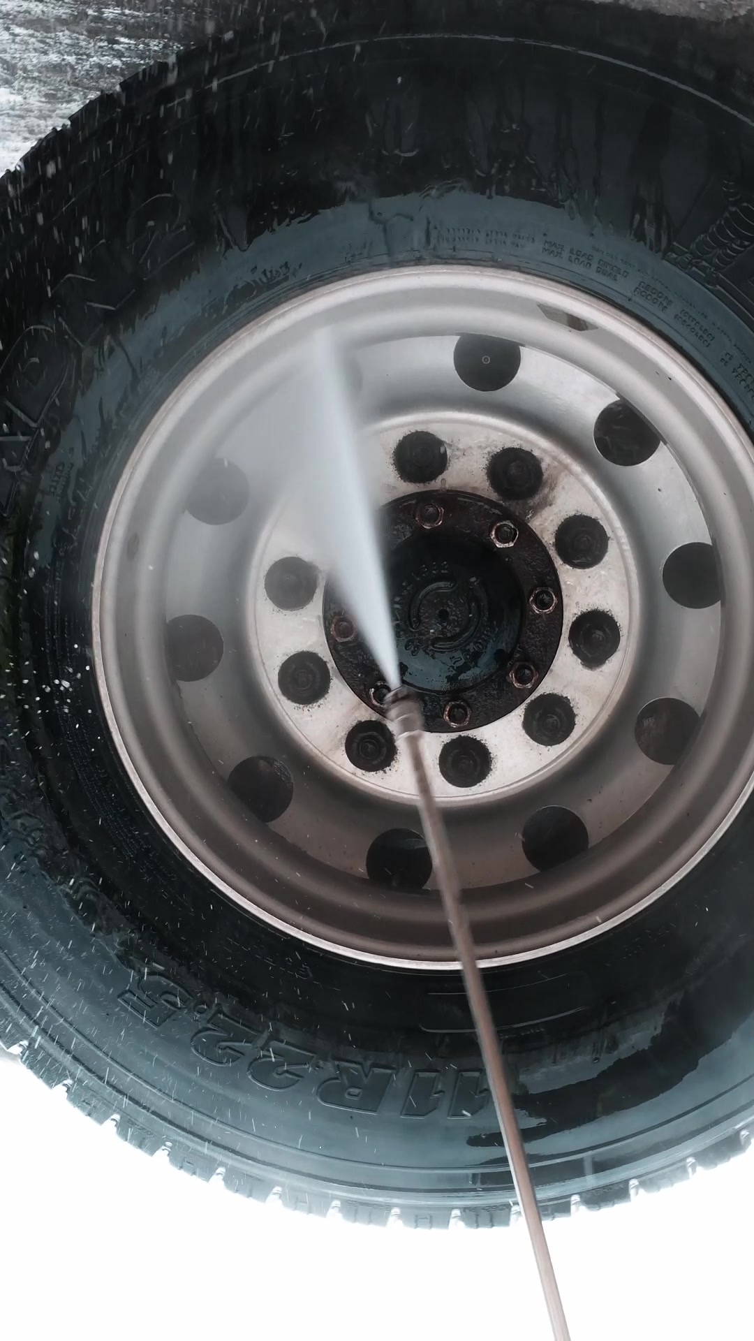 Lavage à la mousse d'une roue de camion lourd