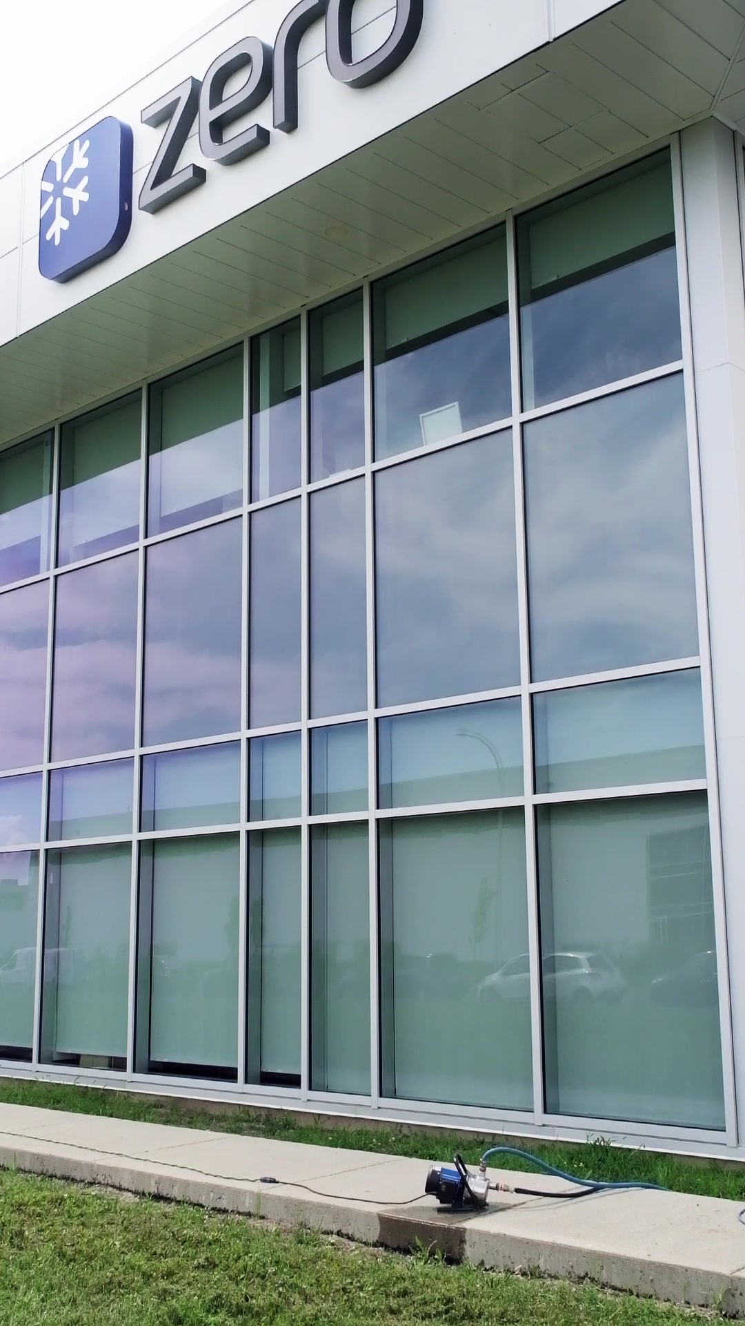 Lavage de vitres à la perche sur la façade d'un immeuble